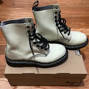 Dr. Martens 1460 pascal training boots. In color putty grey cristal suede